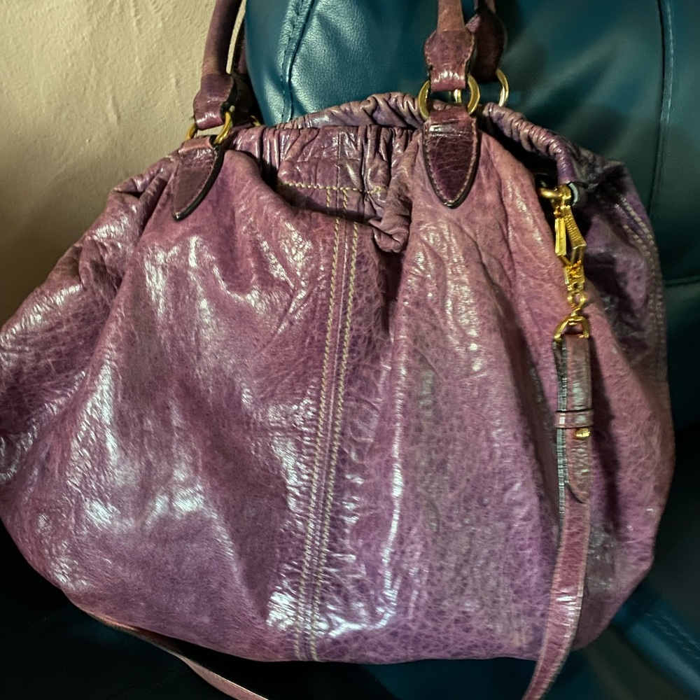 πGorgeous Miu Miu hobo bag in distressed purple leather. - Picture 2 of 12